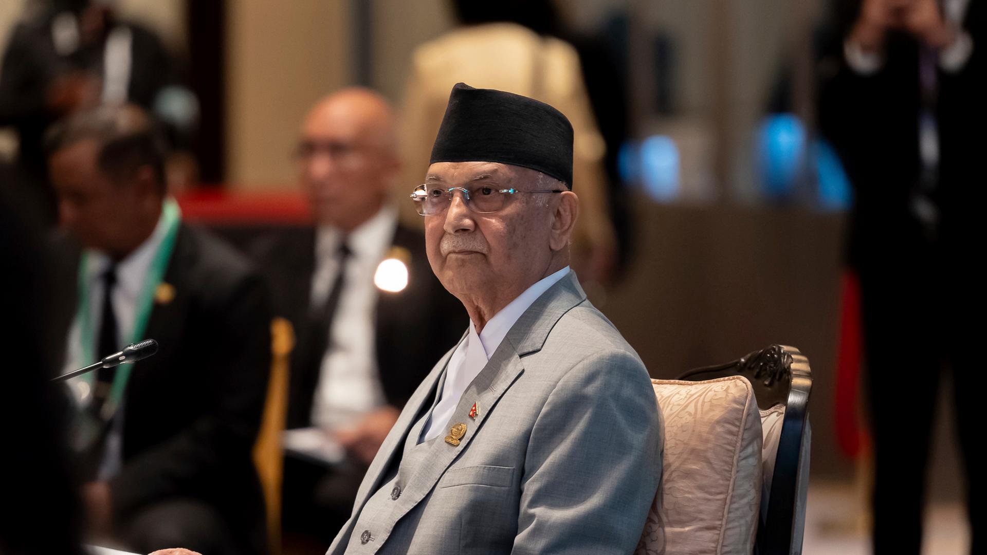 Der nepalesische Premierminister Khadga Prasad Oli spricht in ein Mikrofon
