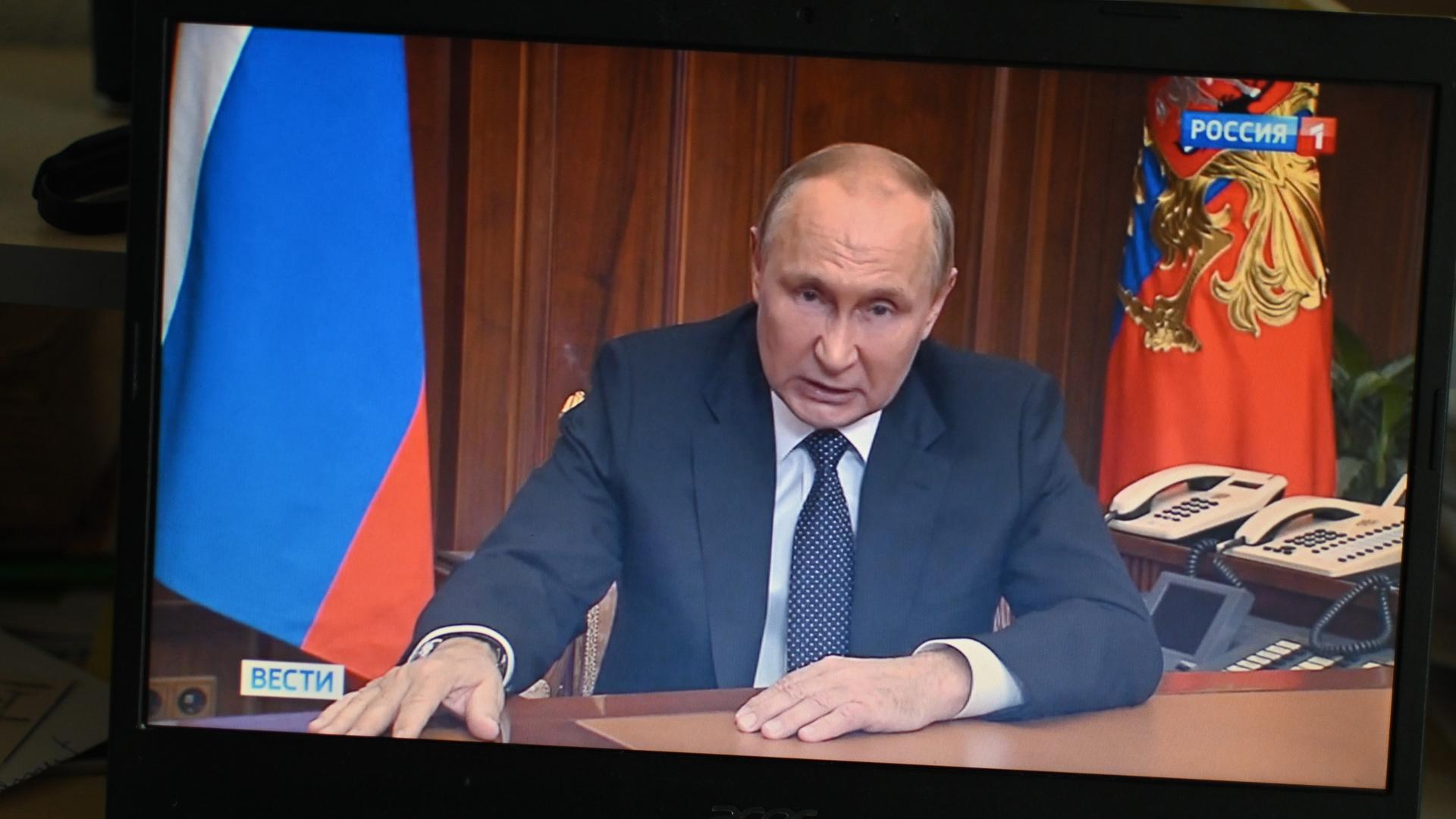 Sie sehen Wladimir Putin. Er spricht. Sie sehen Wladimir Putin. Er spricht.