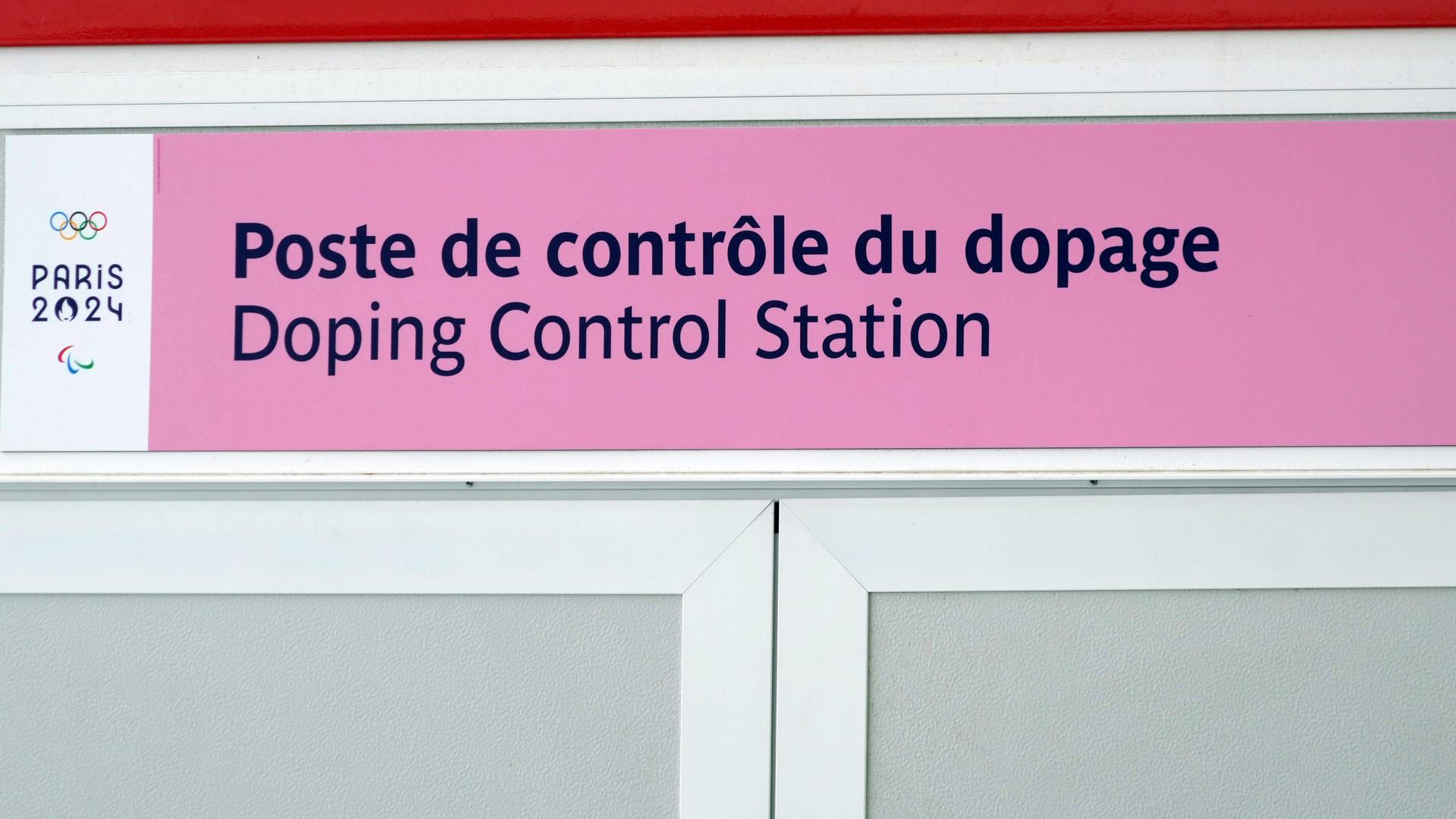 Ein Schild weist auf eine Doping-Teststation bei den Olympischen Spielen in Paris hin.