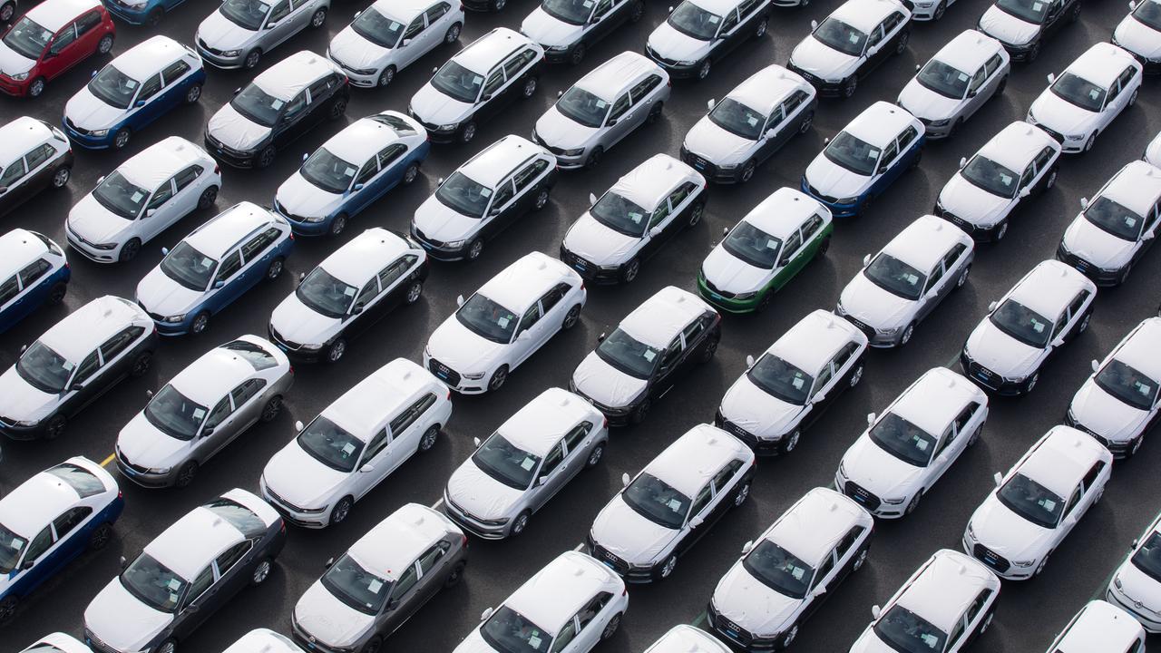 Fahrzeuge des Volkswagen Konzerns stehen im Hafen von Emden zur Verschiffung bereit, Luftaufnahme.