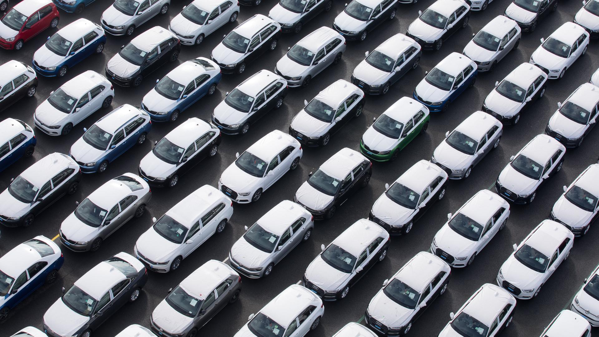 Fahrzeuge des Volkswagen Konzerns stehen im Hafen von Emden zur Verschiffung bereit, Luftaufnahme.