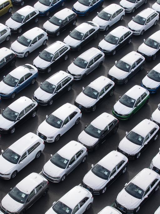 Fahrzeuge des Volkswagen Konzerns stehen im Hafen von Emden zur Verschiffung bereit, Luftaufnahme.