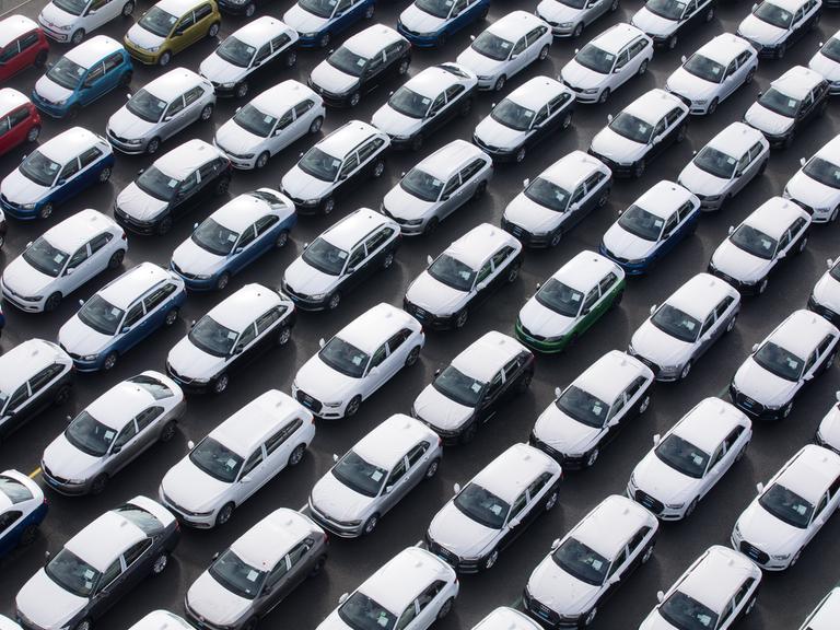 Fahrzeuge des Volkswagen Konzerns stehen im Hafen von Emden zur Verschiffung bereit, Luftaufnahme.