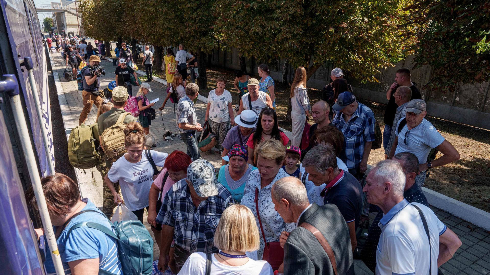 Menschen warten auf einen Evakuierungszug. Aufgrund des Vormarschs der russischen Truppen trifft der Krieg immer mehr neue Siedlungen im Westen der Region Donezk. 