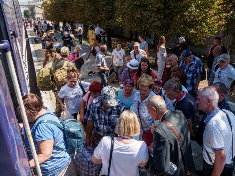 Menschen warten auf einen Evakuierungszug. Aufgrund des Vormarschs der russischen Truppen trifft der Krieg immer mehr neue Siedlungen im Westen der Region Donezk. 