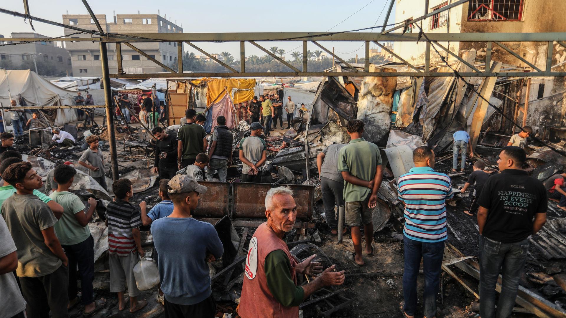 Palästinensische Gebiete, Deir El-Balah: Palästinenser inspizieren die Überreste ihrer Zelte, die nach einem Angriff der israelischen Armee auf Zelte für Vertriebene innerhalb der Mauern des Al-Aqsa-Märtyrer-Krankenhauses in Deir El-Balah im zentralen Gazastreifen verbrannten.