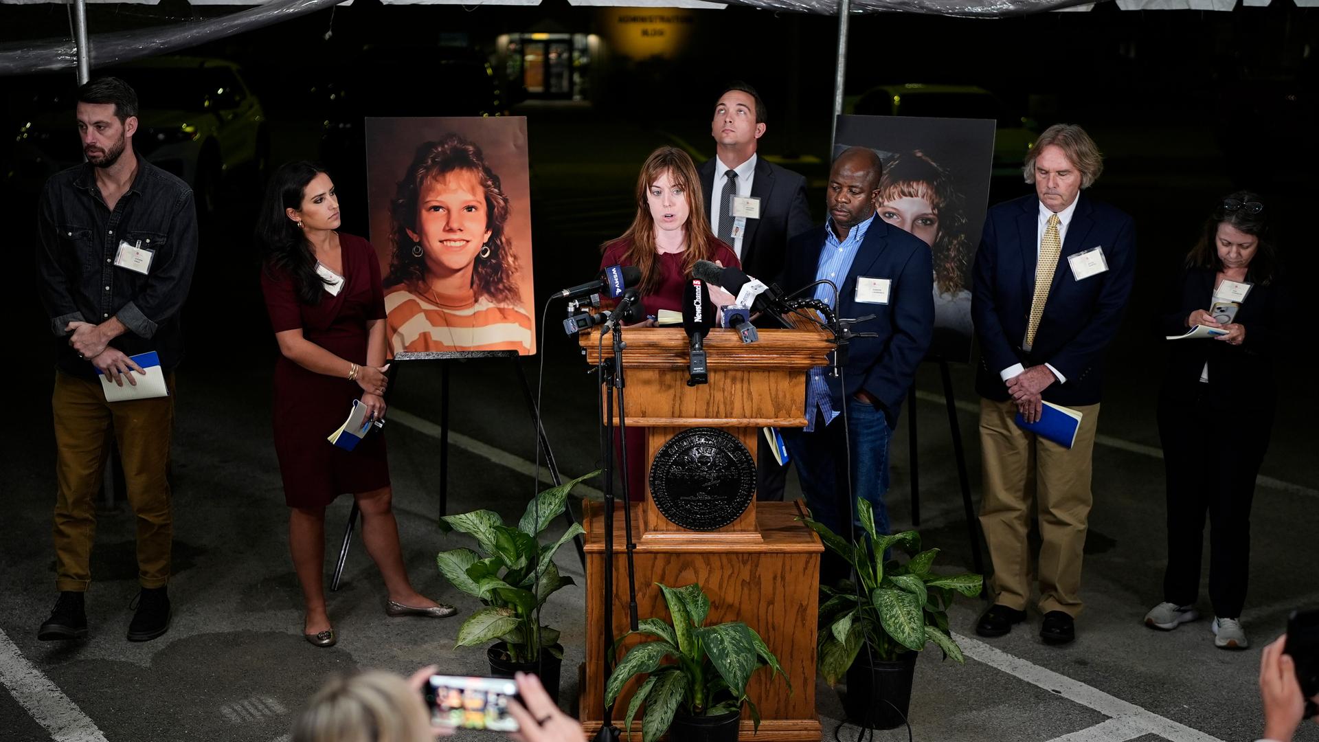 Medienvertreter, die als Zeugen anwesend waren, schildern die Momente, bevor die Hinrichtung von Christa Pike in Nashville, Tennessee, gestoppt wurde.