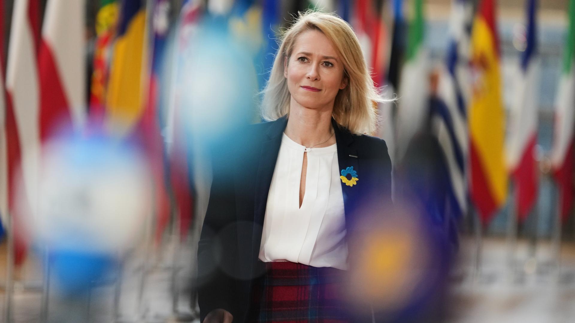 Die Leiterin der Außenpolitik der Europäischen Union, Kaja Kallas, kommt zu einem Treffen der EU-Außenminister im Gebäude des Europäischen Rates in Brüssel.
