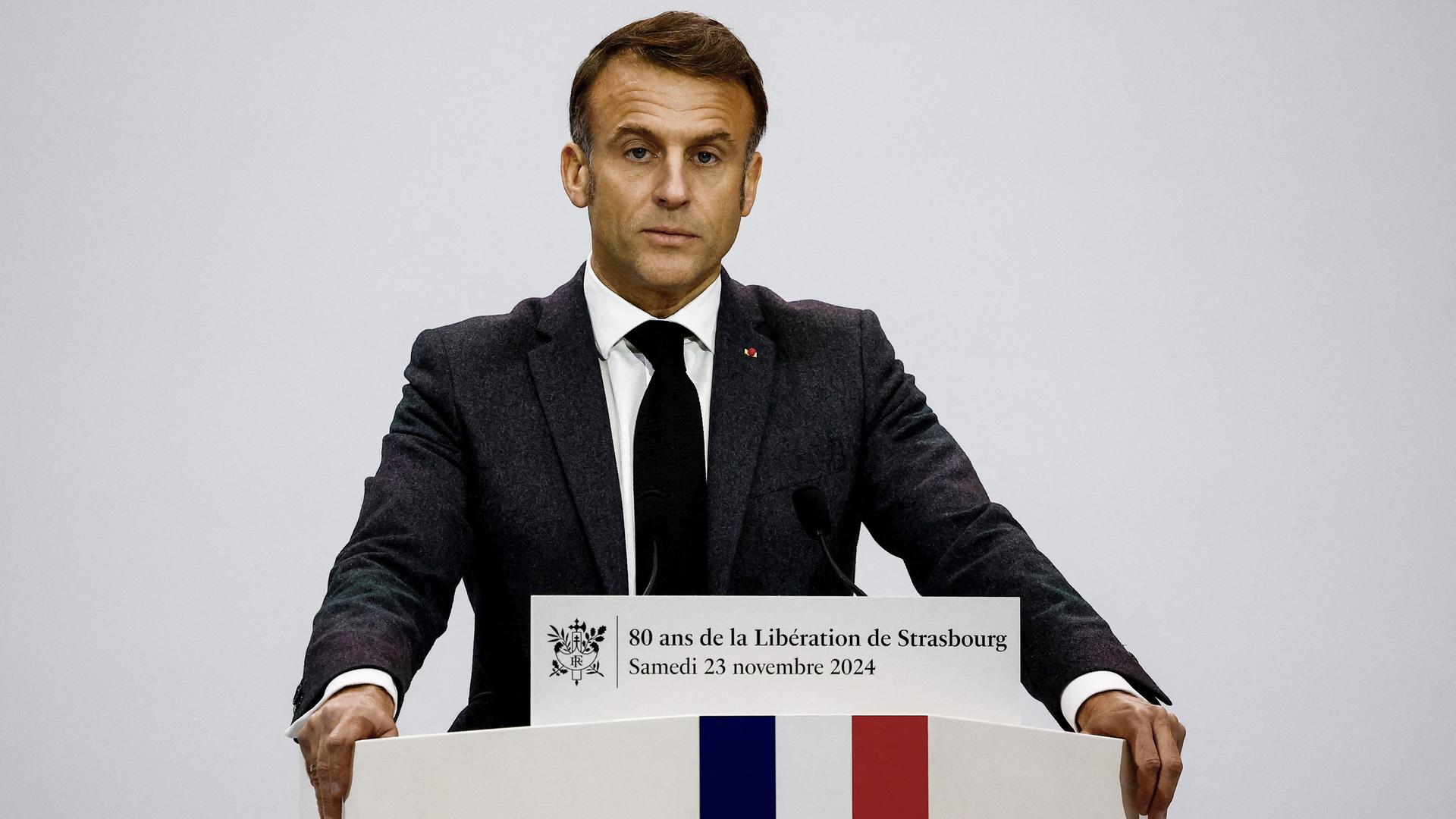 Frankreichs Präsident Emmanuel Macron steht bei der Gedenkfeier zum 80. Jahrestag der Befreiung von Straßburg hinter dem Rednerpult. 