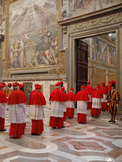 Blick am in die Sixtinische Kapelle im Vatikan im Jahr 2005. Dort treffen sich die 115 Kardinäle im Konklave. Damals wurde der deutsche Kardinal Ratzinger neuer Papst.
