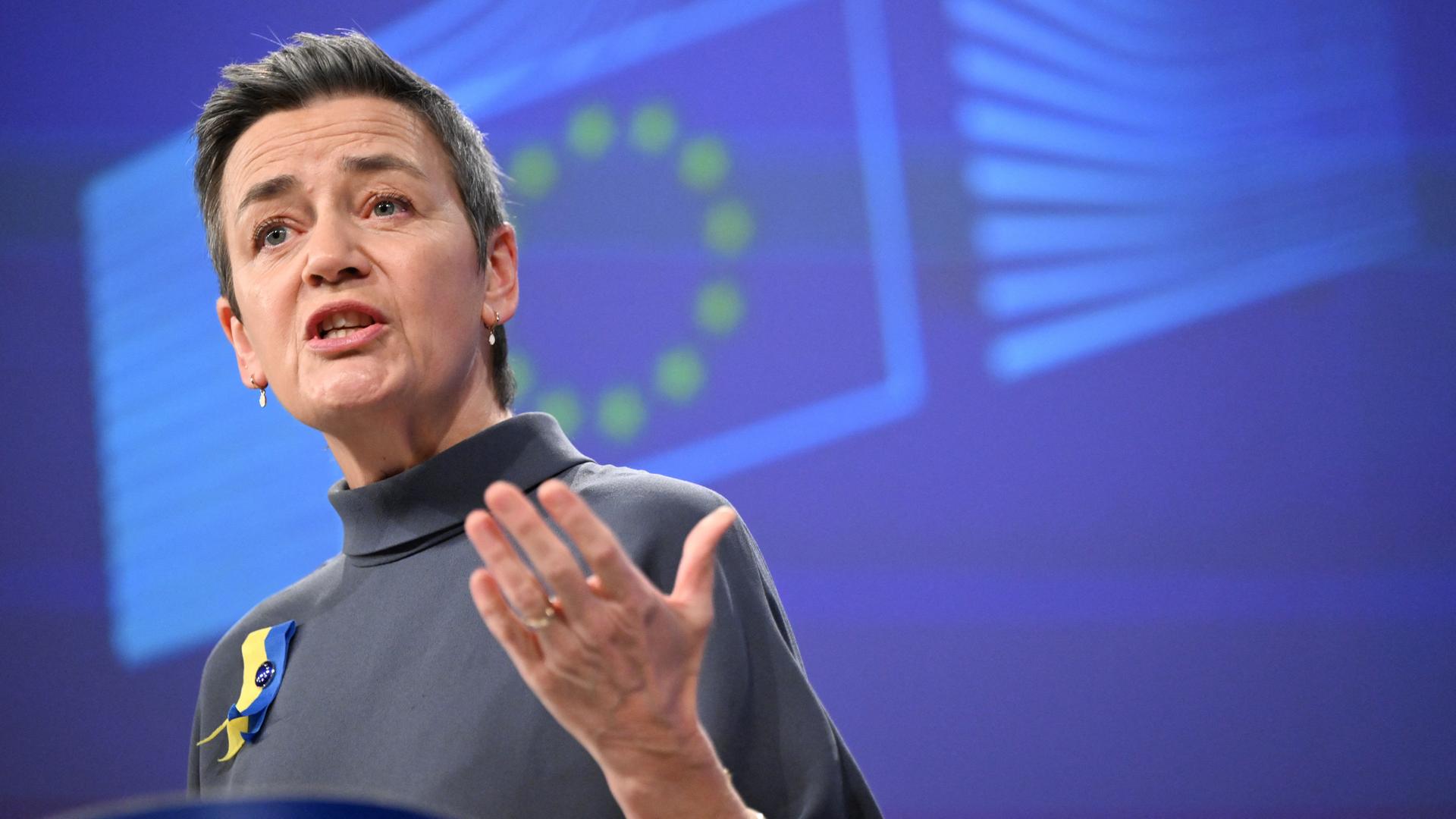 EU-Vizekommissionspräsidentin Vestager gestikuliert mit der linken Hand. EU-Vizekommissionspräsidentin Vestager gestikuliert mit der linken Hand.