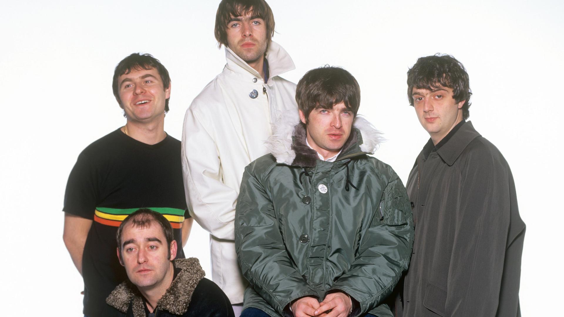 Die fünf Musiker von "Oasis" posieren Mitte der 90er-Jahre gemeinsam in München vor dem Konzert. Die fünf Musiker von "Oasis" posieren Mitte der 90er-Jahre gemeinsam in München vor dem Konzert.