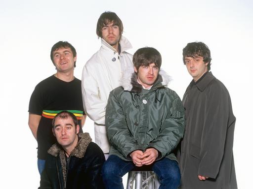 Die fünf Musiker von "Oasis" posieren Mitte der 90er-Jahre gemeinsam in München vor dem Konzert.