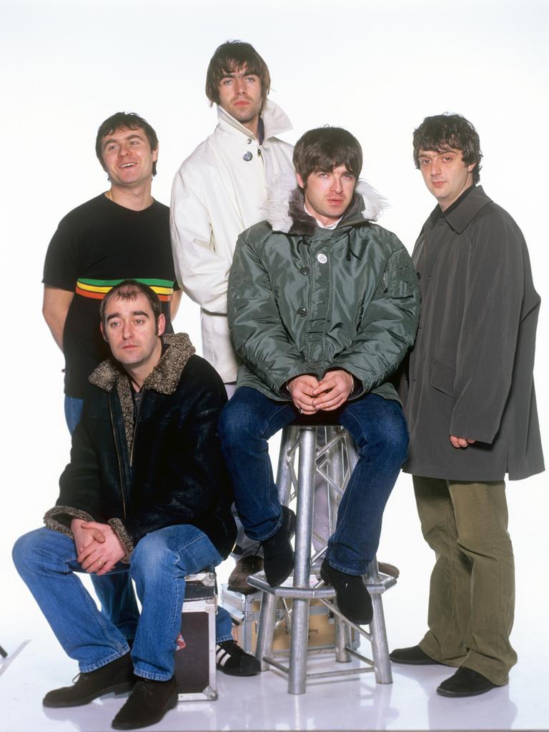 Die fünf Musiker von "Oasis" posieren Mitte der 90er-Jahre gemeinsam in München vor dem Konzert.