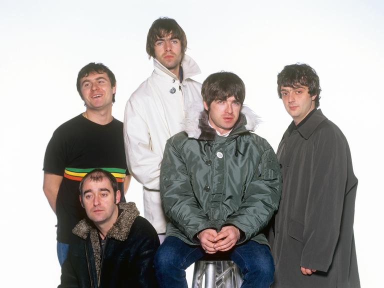 Die fünf Musiker von "Oasis" posieren Mitte der 90er-Jahre gemeinsam in München vor dem Konzert.