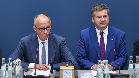 CDU-Bundesvorstandssitzung: Bundeskanzler Friedrich Merz (CDU) und Sven Schulze (CDU), Ministerpräsident von Sachsen-Anhalt sitzen nebeneinander.