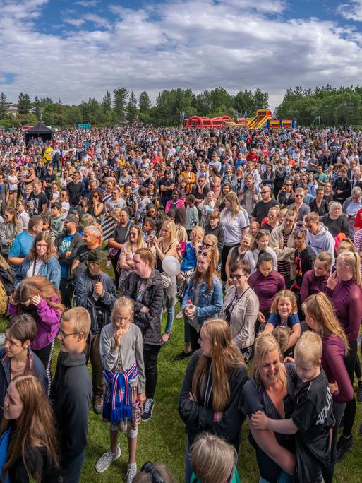 Eine Menschenmenge feiert am 17. Juni 2019 auf einem Festplatz in Reykjavik den isländischen Unabhängigkeitstag. 