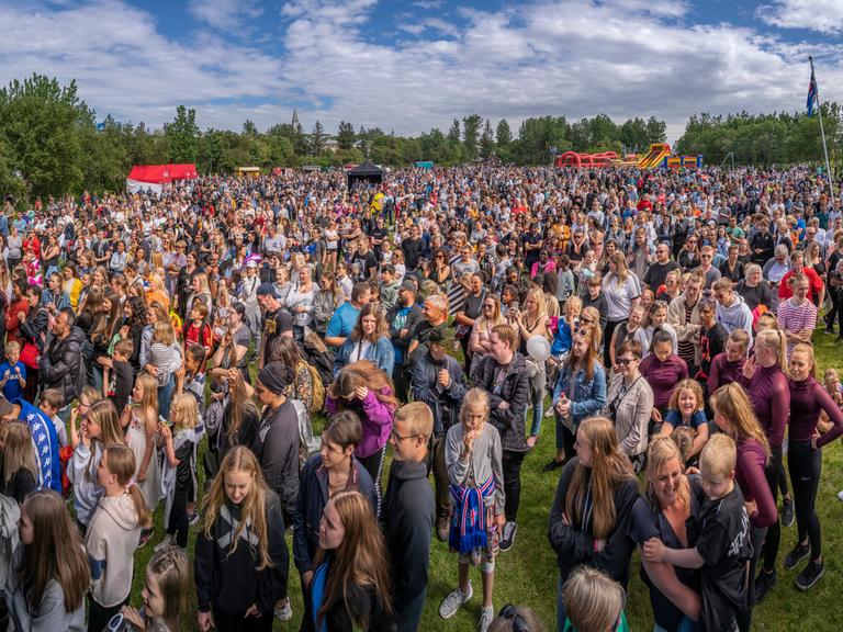 Eine Menschenmenge feiert am 17. Juni 2019 auf einem Festplatz in Reykjavik den isländischen Unabhängigkeitstag. 