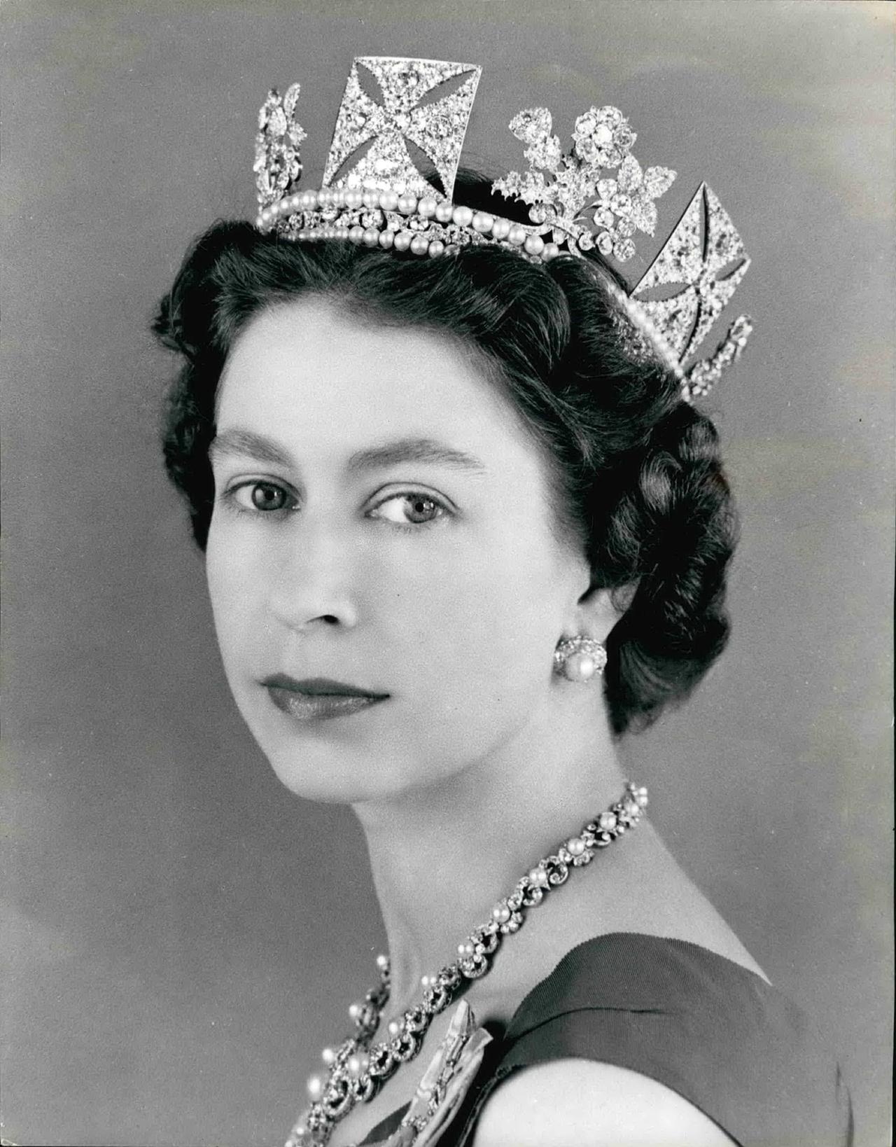 Porträt von Queen Elisabeth II. als junger Frau mit Diadem und juwelenbesetzter Halskette.