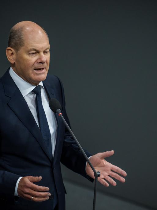 Bundeskanzler Olaf Scholz (SPD), nimmt an der Regierungsbefragung im Bundestag teil. Zuvor hatte Scholz mitgeteilt, dass die Bundesregierung Leopard-Kampfpanzer an die Ukraine liefern will.