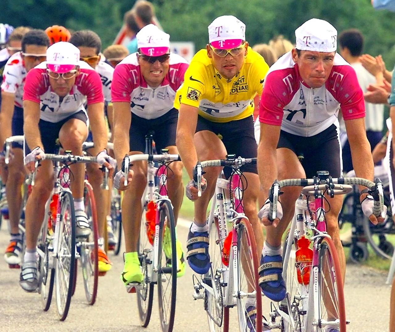 Die Radprofis des Teams Deutsche Telekom, der Italiener Giovanni Lombardi, der dänische Vorjahrs-Gewinner Bjarne Riis, Spitzenreiter Jan Ullrich und Udo Bölts (v.l.) in einer Staffel am 23.7.1997 auf der 17. Etappe über 218,5 km von Fribourg/Schweiz nach Colmar.