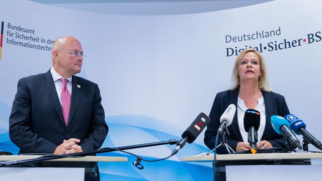 Bundesinnenministerin Nancy Faeser steht neben dem damaligen Präsidenten des BSI Arne Schönbohm.