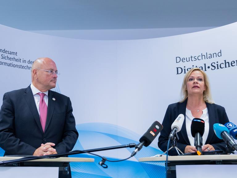 Bundesinnenministerin Nancy Faeser steht neben dem damaligen Präsidenten des BSI Arne Schönbohm.