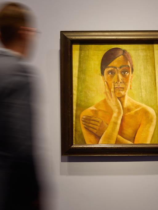 Ein Betrachter steht in der Kunsthalle in Hamburg vor einem gelben Gemälde. Es ist das Bild "Selbstbildnis" der Malerin Anita Rée. Ein Betrachter steht in der Kunsthalle in Hamburg vor einem gelben Gemälde. Es ist das Bild "Selbstbildnis" der Malerin Anita Rée.