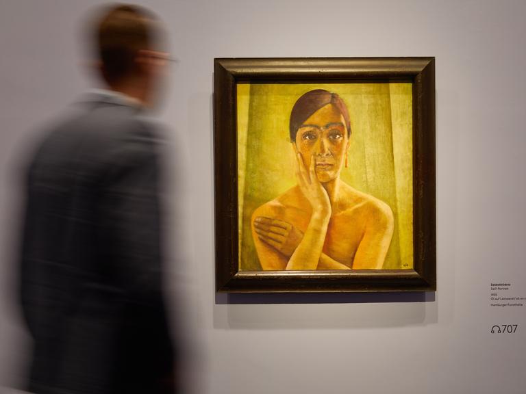 Ein Betrachter steht in der Kunsthalle in Hamburg vor einem gelben Gemälde. Es ist das Bild "Selbstbildnis" der Malerin Anita Rée. Ein Betrachter steht in der Kunsthalle in Hamburg vor einem gelben Gemälde. Es ist das Bild "Selbstbildnis" der Malerin Anita Rée.