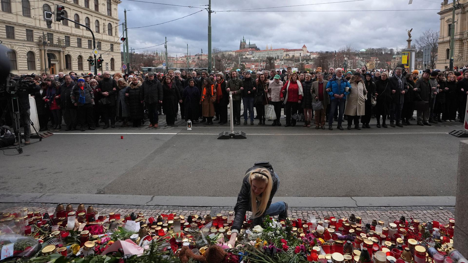 Tschechien, Prag: Menschen bilden eine Menschenkette zu Ehren der Opfer der Schusswaffenattacke vom 21. Dezember 2023 vor dem Gebäude der Philosophischen Fakultät der Karlsuniversität. Tschechien, Prag: Menschen bilden eine Menschenkette zu Ehren der Opfer der Schusswaffenattacke vom 21. Dezember 2023 vor dem Gebäude der Philosophischen Fakultät der Karlsuniversität.