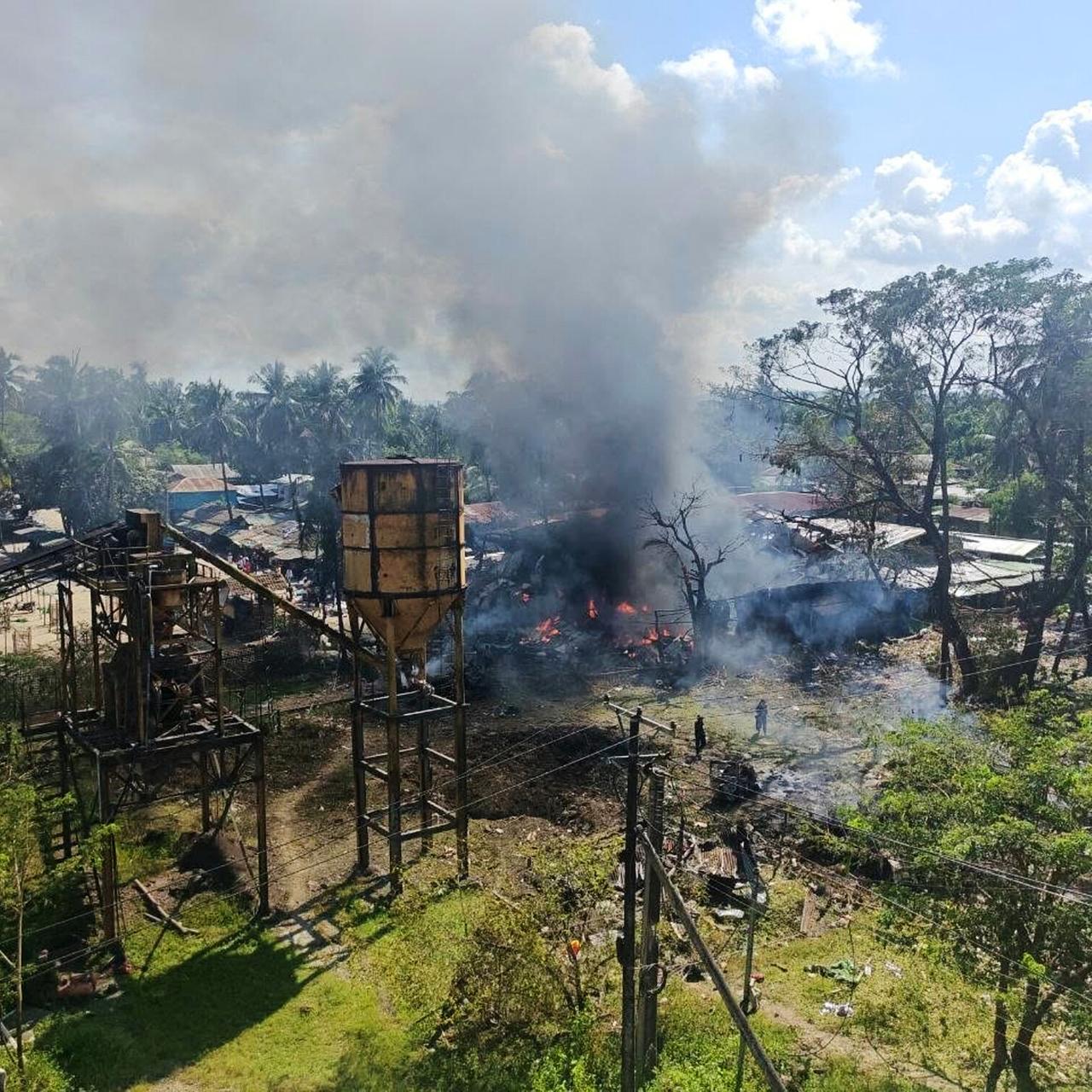 Rauch steigt über einem Markt auf, nachdem das Gebiet angeblich von einem Luftangriff des Militärs in der Gemeinde Kyauktaw im Bundesstaat Rakhine getroffen wurde.
