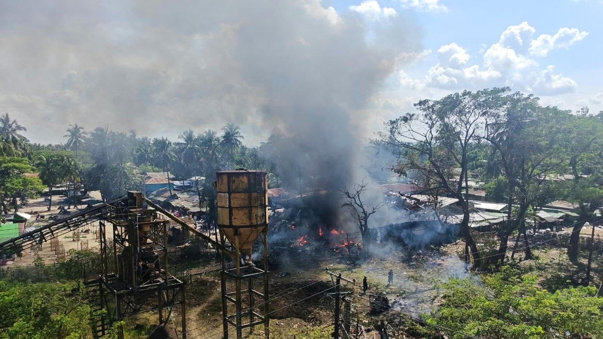 Rauch steigt über einem Markt auf, nachdem das Gebiet angeblich von einem Luftangriff des Militärs in der Gemeinde Kyauktaw im Bundesstaat Rakhine getroffen wurde. Rauch steigt über einem Markt auf, nachdem das Gebiet angeblich von einem Luftangriff des Militärs in der Gemeinde Kyauktaw im Bundesstaat Rakhine getroffen wurde.