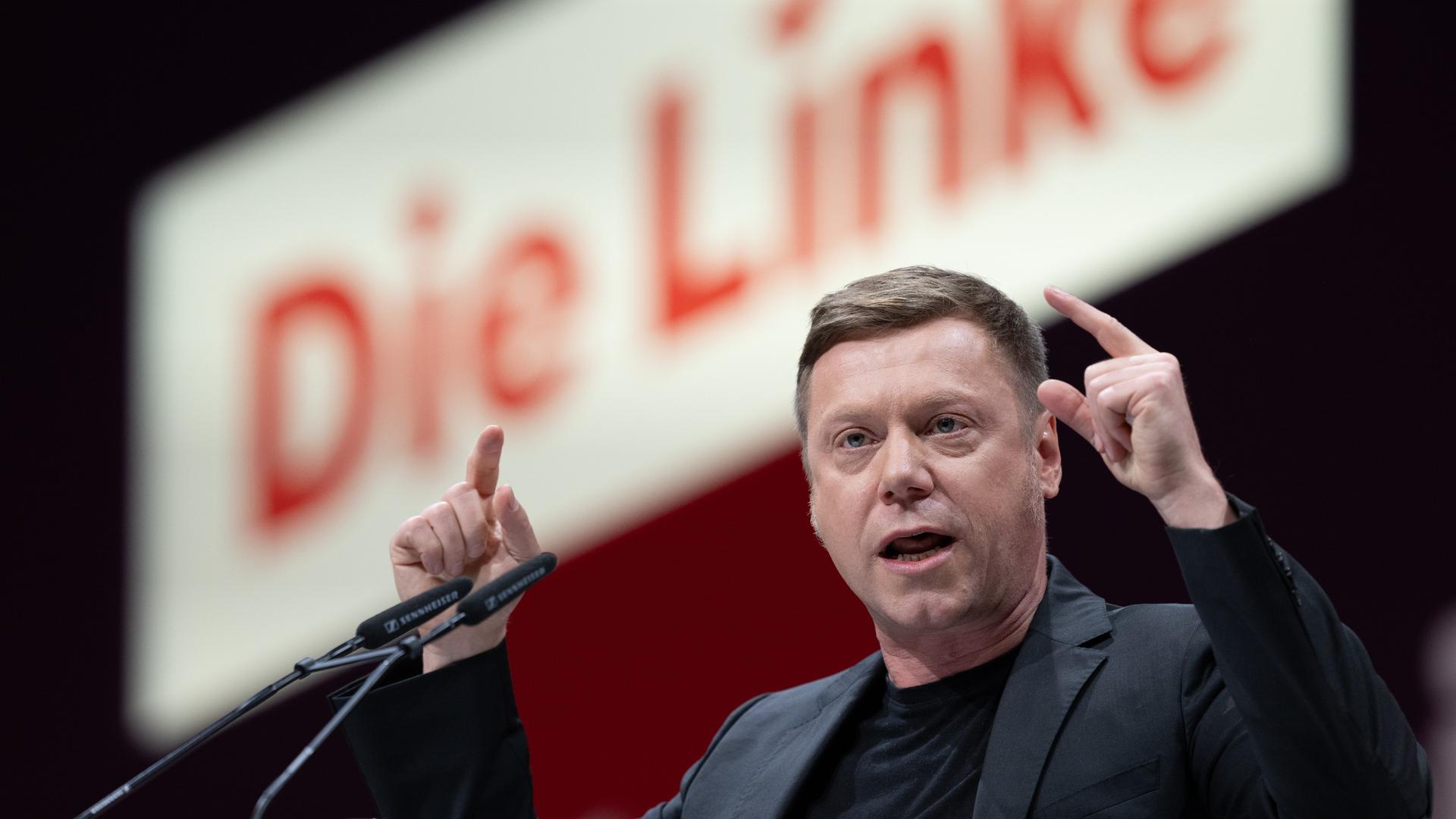 Der Linken-Politiker Schirdewan steht an einem Rednerpult und gestikuliert. Der Linken-Politiker Schirdewan steht an einem Rednerpult und gestikuliert.