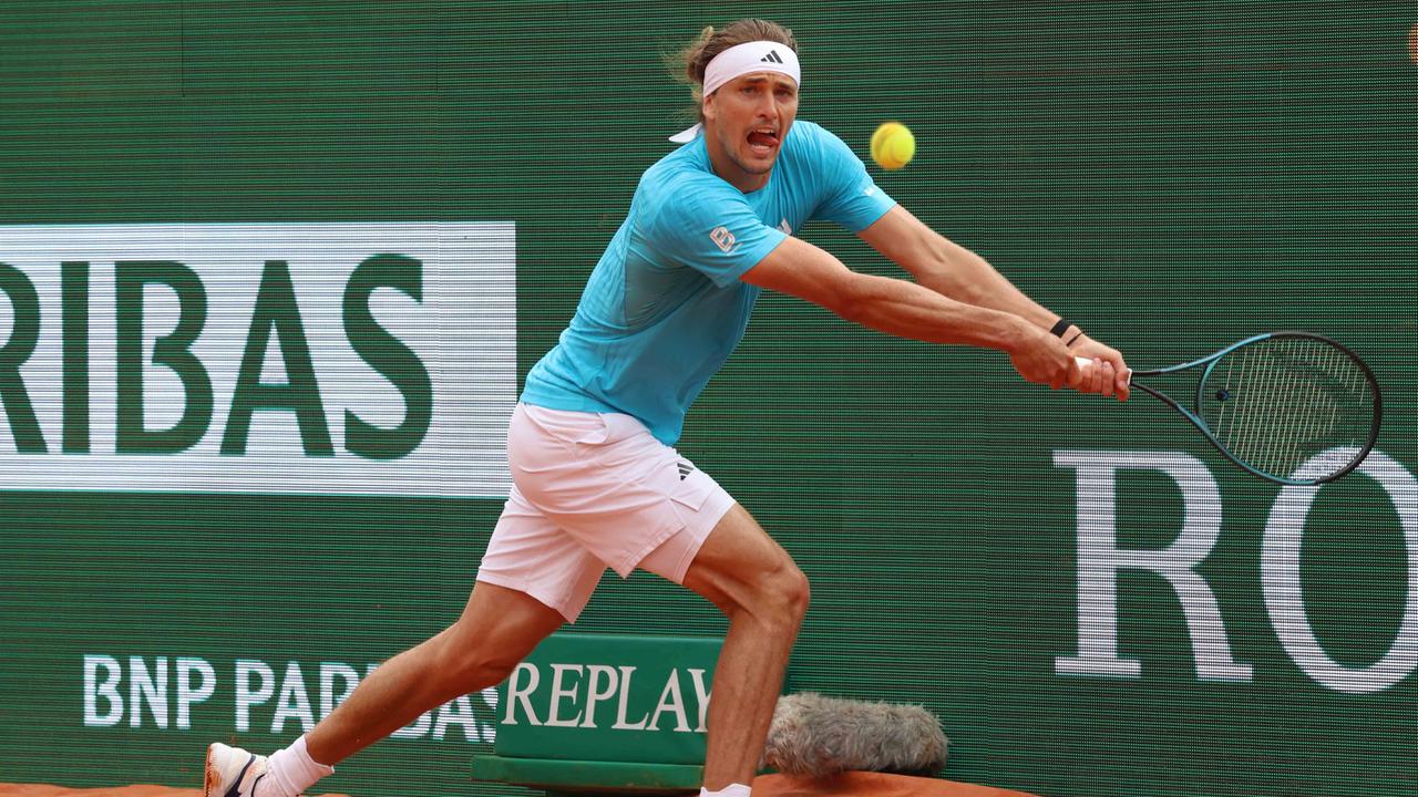 Alexander Zverev versucht mit ausgestrecktem Arm und Schläger einen Tennisball zu erwischen. 