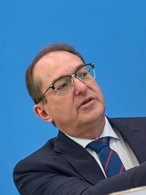 Bundesinnenminister Alexander Dobrindt (CSU) zeigt auf einem Balkendiagramm den Anstieg der politisch motivierten Kriminalität