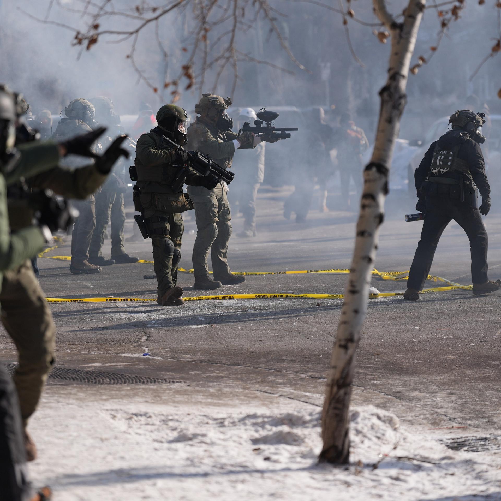 Bundesbeamte der Einwanderungsbehörde setzen nach einem tödlichen Schuss in Minneapolis Tränengas gegen Beobachter ein.