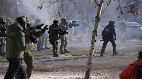 Bundesbeamte der Einwanderungsbehörde setzen nach einem tödlichen Schuss in Minneapolis Tränengas gegen Beobachter ein.