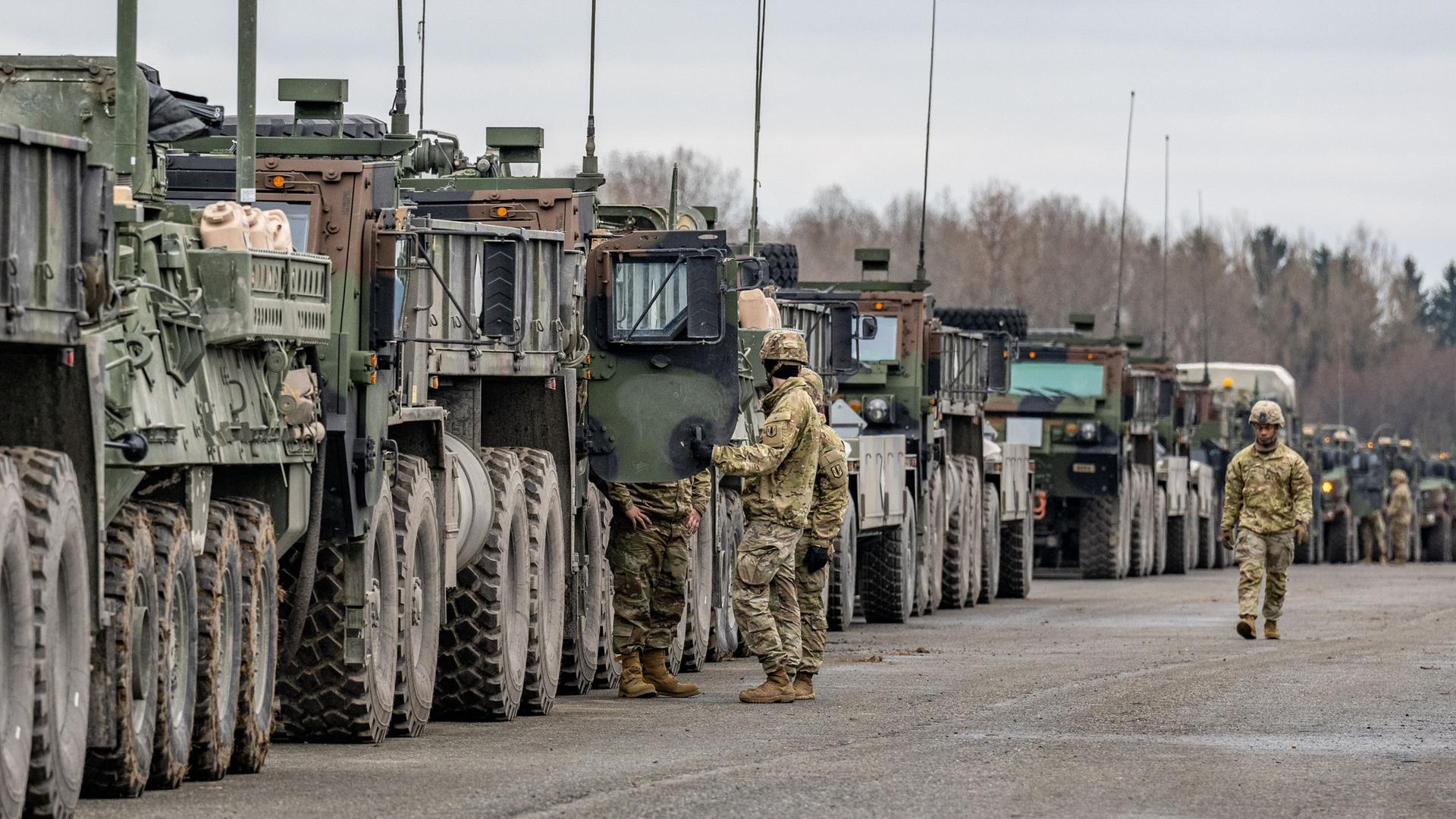 Militärfahrzeuge der US-Army stehen auf dem Gelände des Truppenübungsplatzes Grafenwöhr.