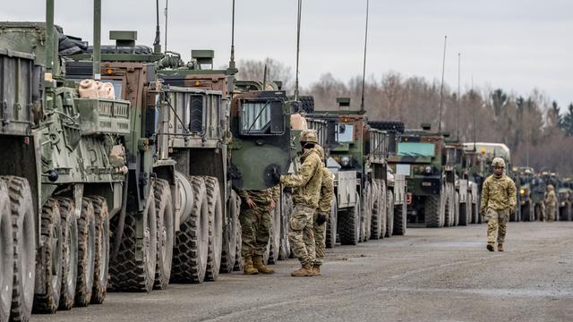 Olivfarbene Militärfahrzeuge der US-Army stehen auf dem Gelände des Truppenübungsplatzes in einer Reihe.
