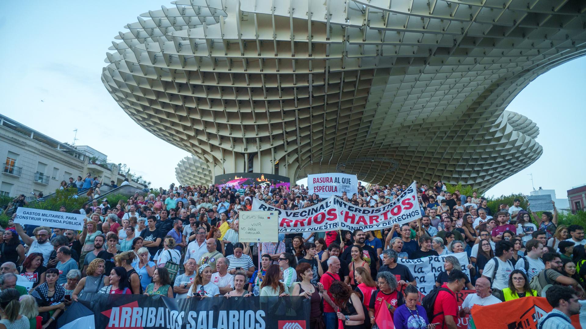 Spanien, Sevilla: Menschen nehmen an einer Kundgebung gegen die Wohnungsnot teil. Spanien, Sevilla: Menschen nehmen an einer Kundgebung gegen die Wohnungsnot teil.