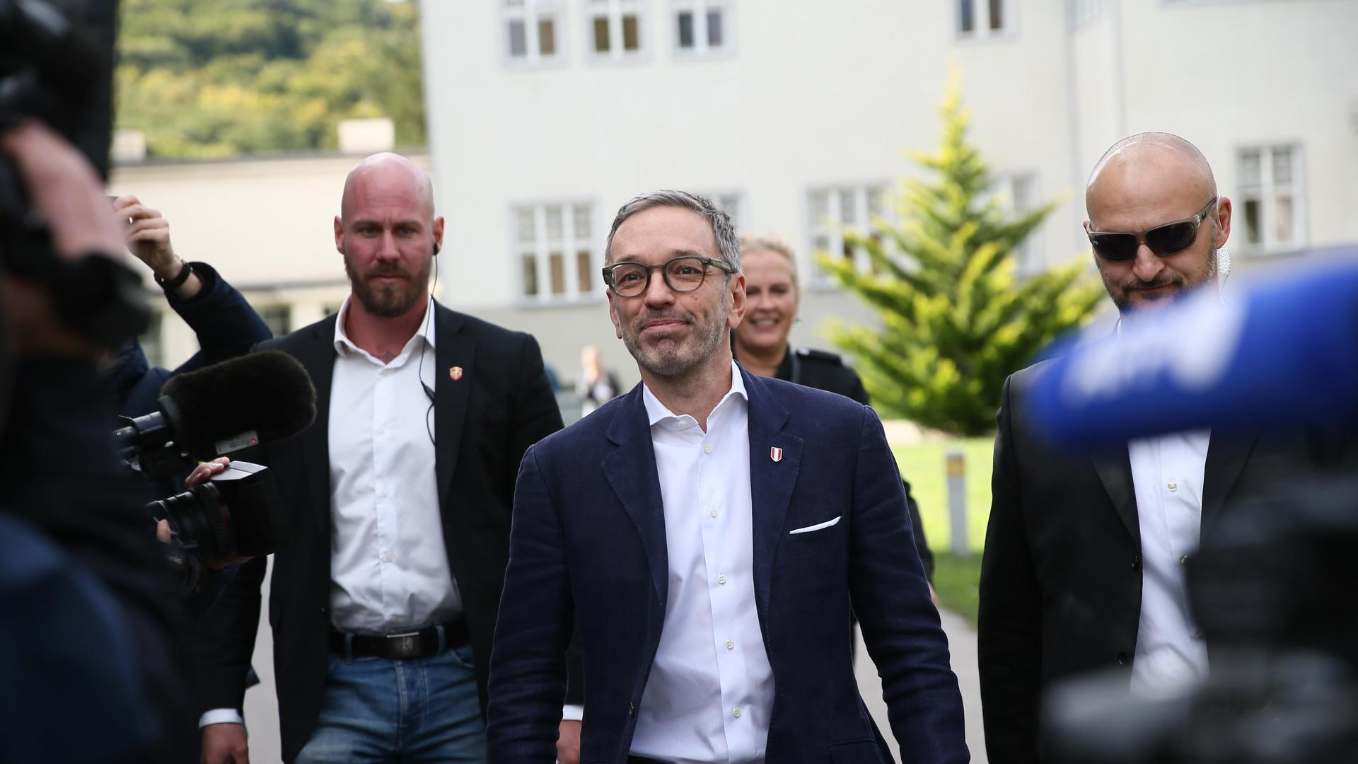 Herbert Kickl, Vorsitzender der Freiheitlichen Partei Österreichs (FPÖ) lächelt am Wahltag