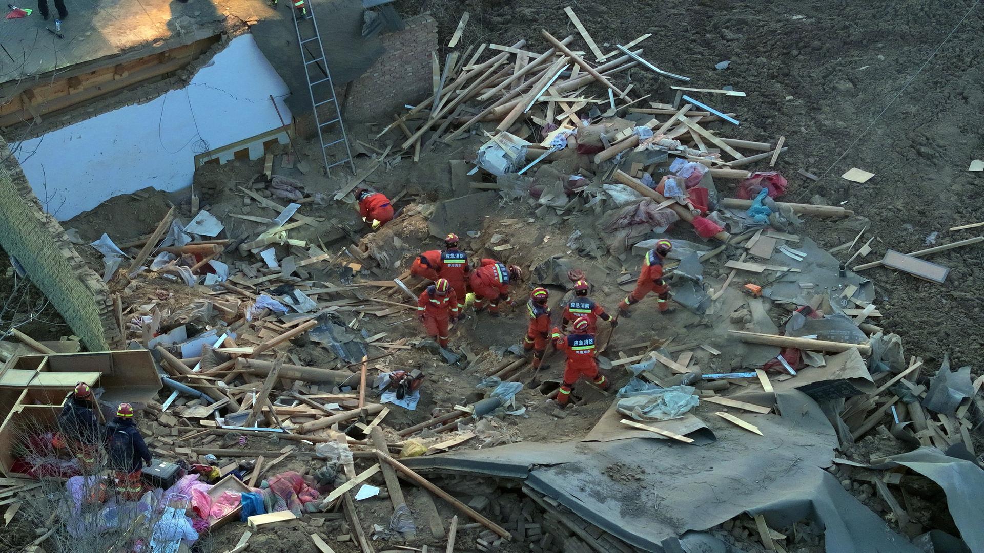 China, Haidong: Die Luftaufnahme zeigt Rettungskräfte im Dorf Caotan im Autonomen Kreis Minhe Hui und Tu in der Stadt Haidong in der nordwestchinesischen Provinz Qinghai.