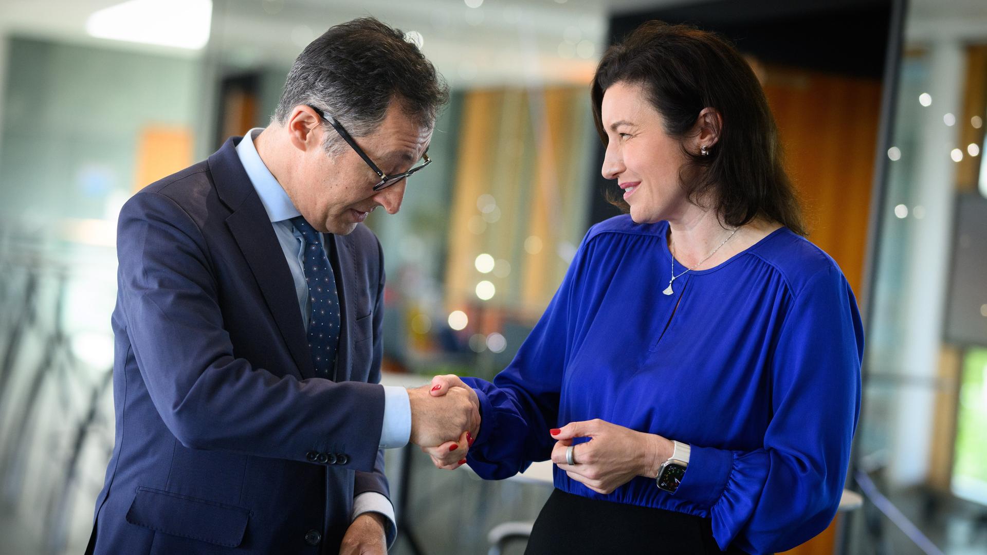 Cem Özdemir (l, Bündnis 90/Die Grünen), ehemaliger Bundesminister für Bildung und Forschung, und Dorothee Bär (CSU), neue Bundesministerin für Forschung, Technologie und Raumfahrt, schütteln sich die Hände Cem Özdemir (l, Bündnis 90/Die Grünen), ehemaliger Bundesminister für Bildung und Forschung, und Dorothee Bär (CSU), neue Bundesministerin für Forschung, Technologie und Raumfahrt, schütteln sich die Hände