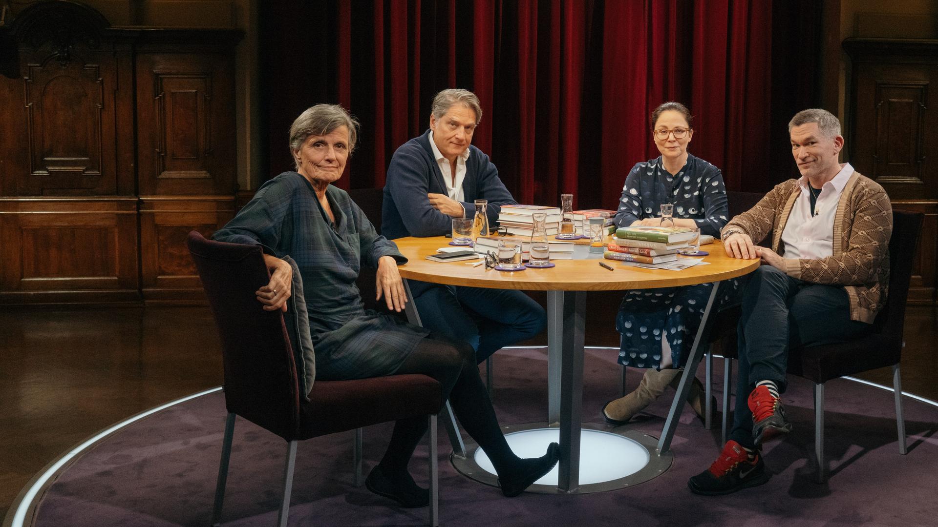 "Das Literarische Quartett": Iris Radisch, Jakob Augstein, Thea Dorn und Philipp Tingler sitzen im Studio am Tisch, auf dem die Bücher der Sendung liegen, die besprochen werden. Sie schauen in die Kamera.