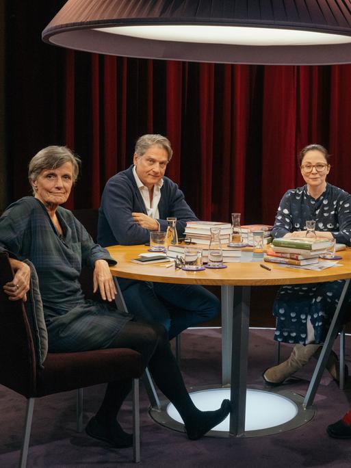 "Das Literarische Quartett": Iris Radisch, Jakob Augstein, Thea Dorn und Philipp Tingler sitzen im Studio am Tisch, auf dem die Bücher der Sendung liegen, die besprochen werden. Sie schauen in die Kamera.