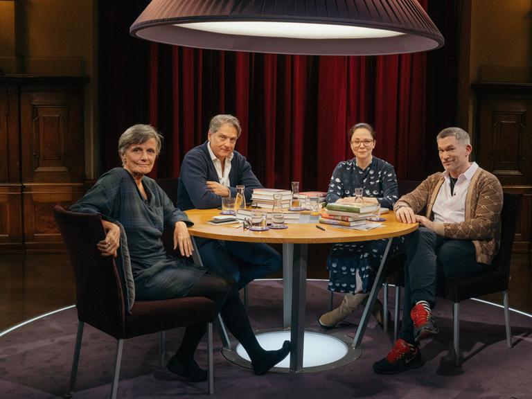 "Das Literarische Quartett": Iris Radisch, Jakob Augstein, Thea Dorn und Philipp Tingler sitzen im Studio am Tisch, auf dem die Bücher der Sendung liegen, die besprochen werden. Sie schauen in die Kamera.