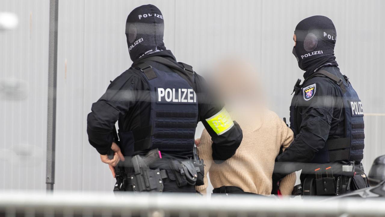 Alarmstufe Rot: Drei Mutmaßliche Reichsbürger Um Gruppe Reuß Bei Razzia Festgenommen – Ist Deutschland In Gefahr? - 62nsion