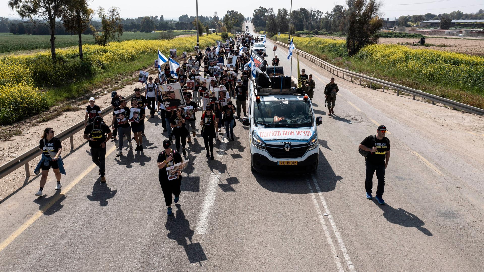 Angehörige der Hamas-Geiseln marschieren in einem Protestzug auf der Straße nach Jerusalem.