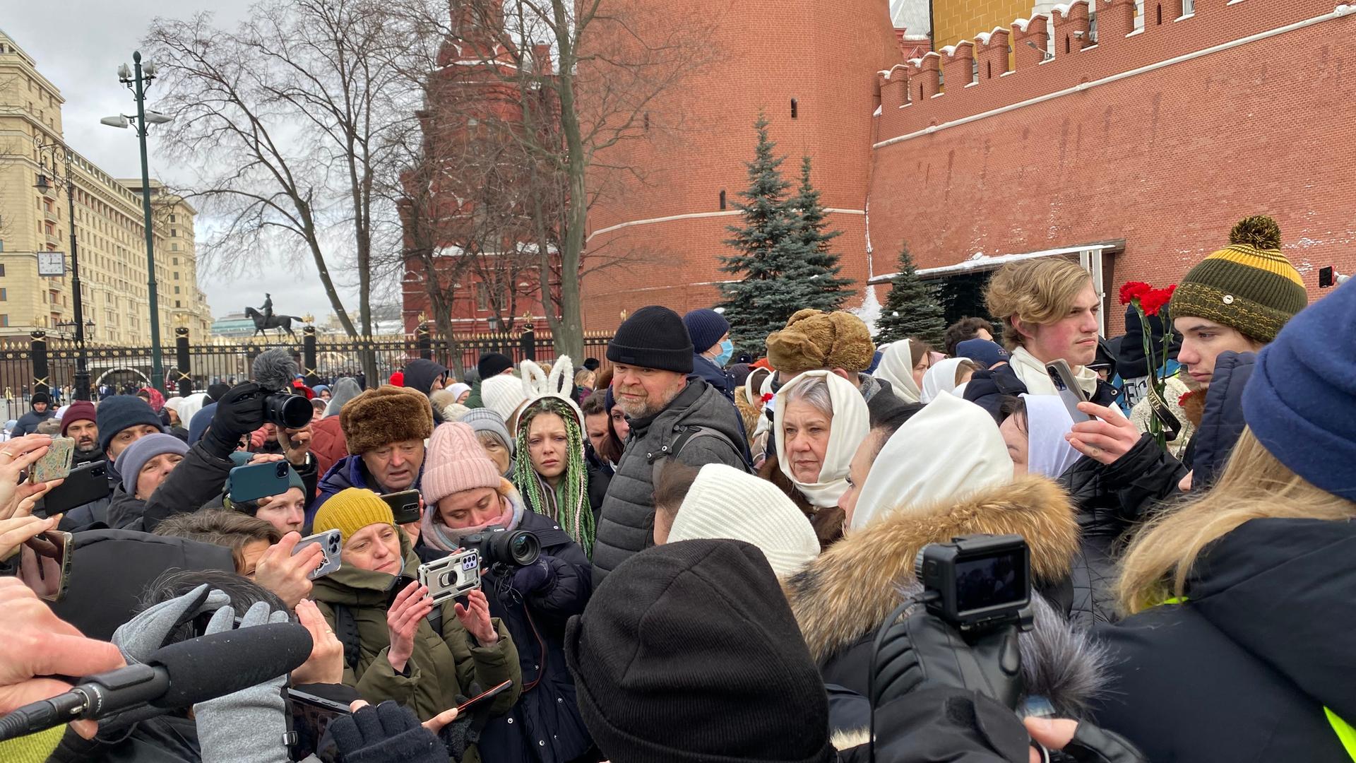 Frauen der für den Krieg gegen die Ukraine mobilisierten Russen bei einer friedlichen Protestaktion an der Kremlmauer.