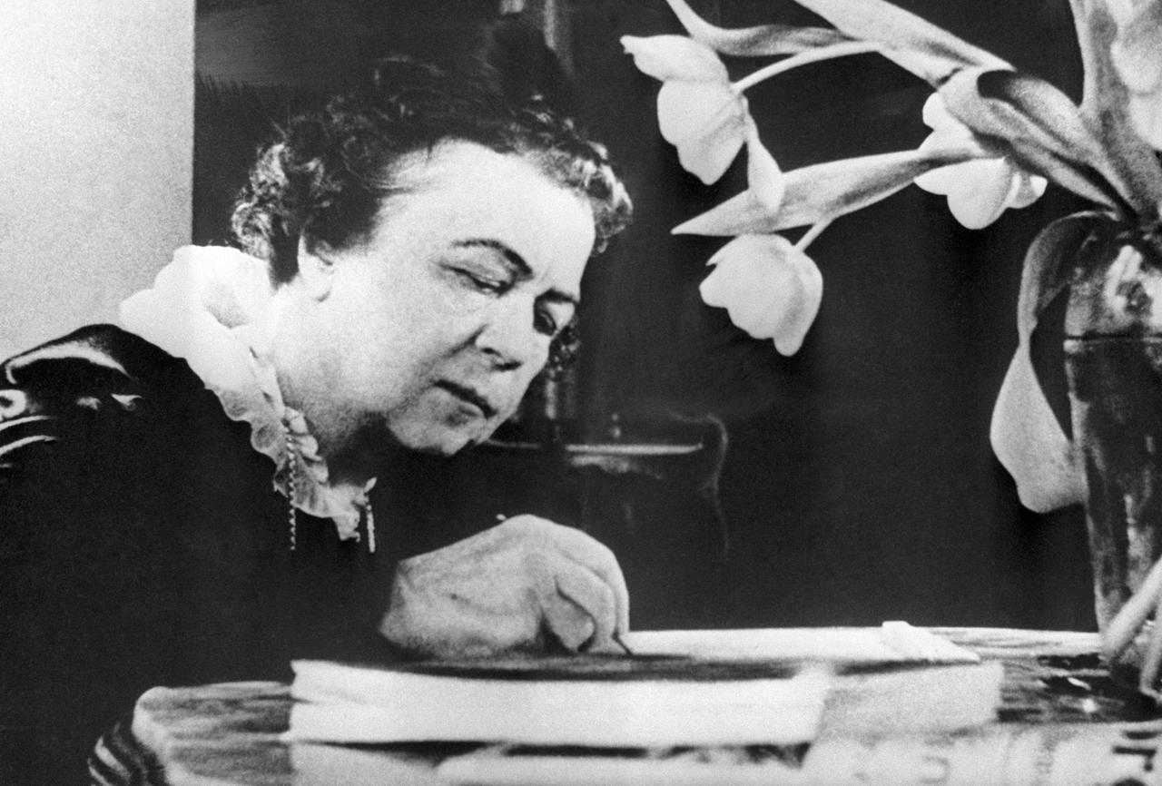 Ein Foto von Alexandra Kollontai an ihrem Schreibtisch, aus dem Jahr 1951